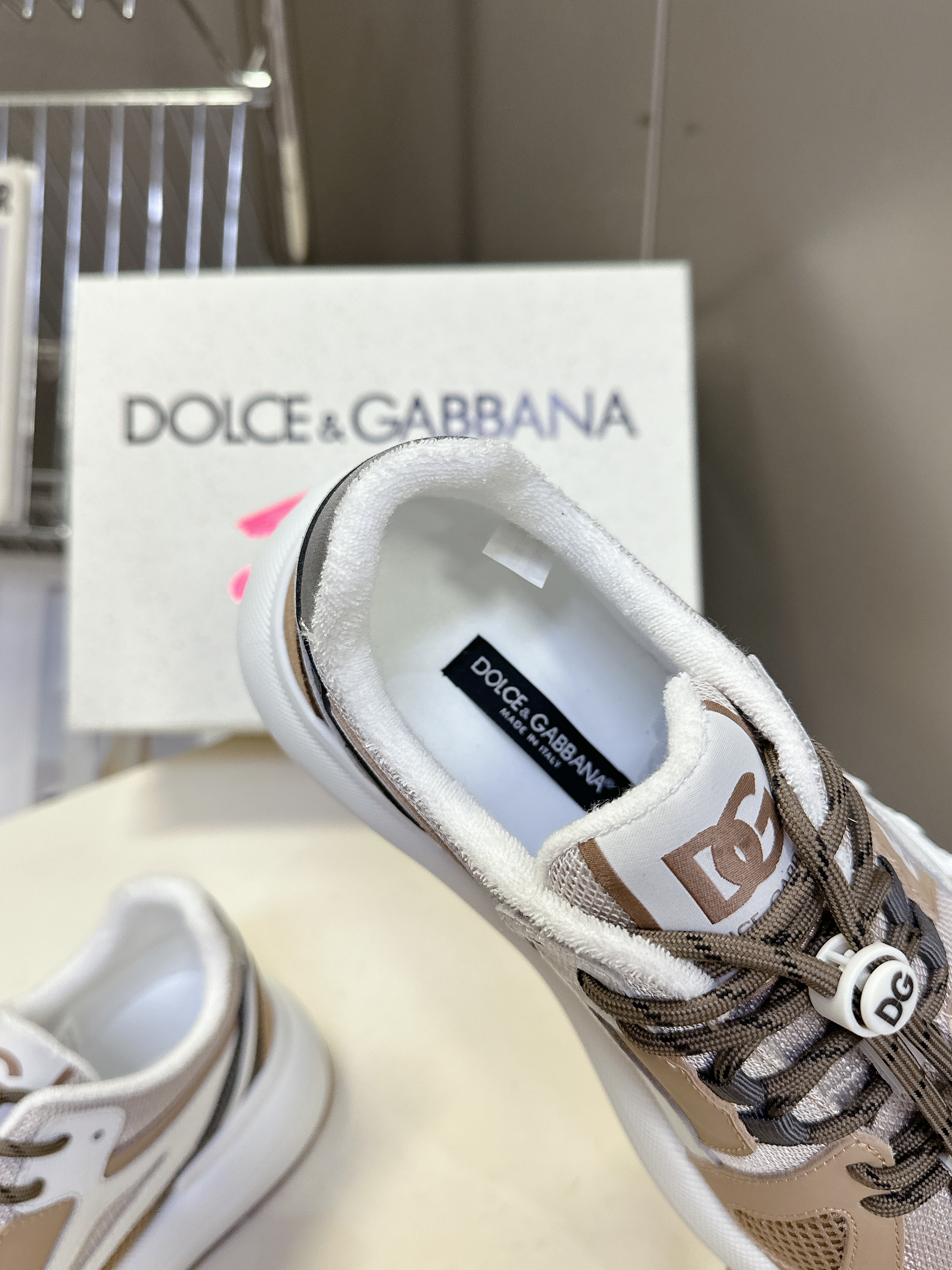 D&G SEAKERS