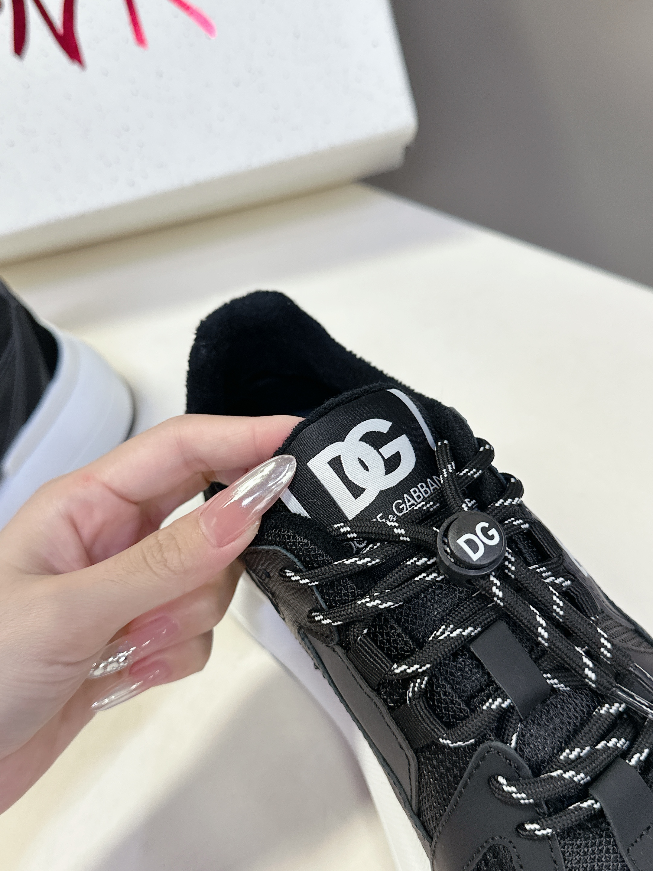 D&G SEAKERS