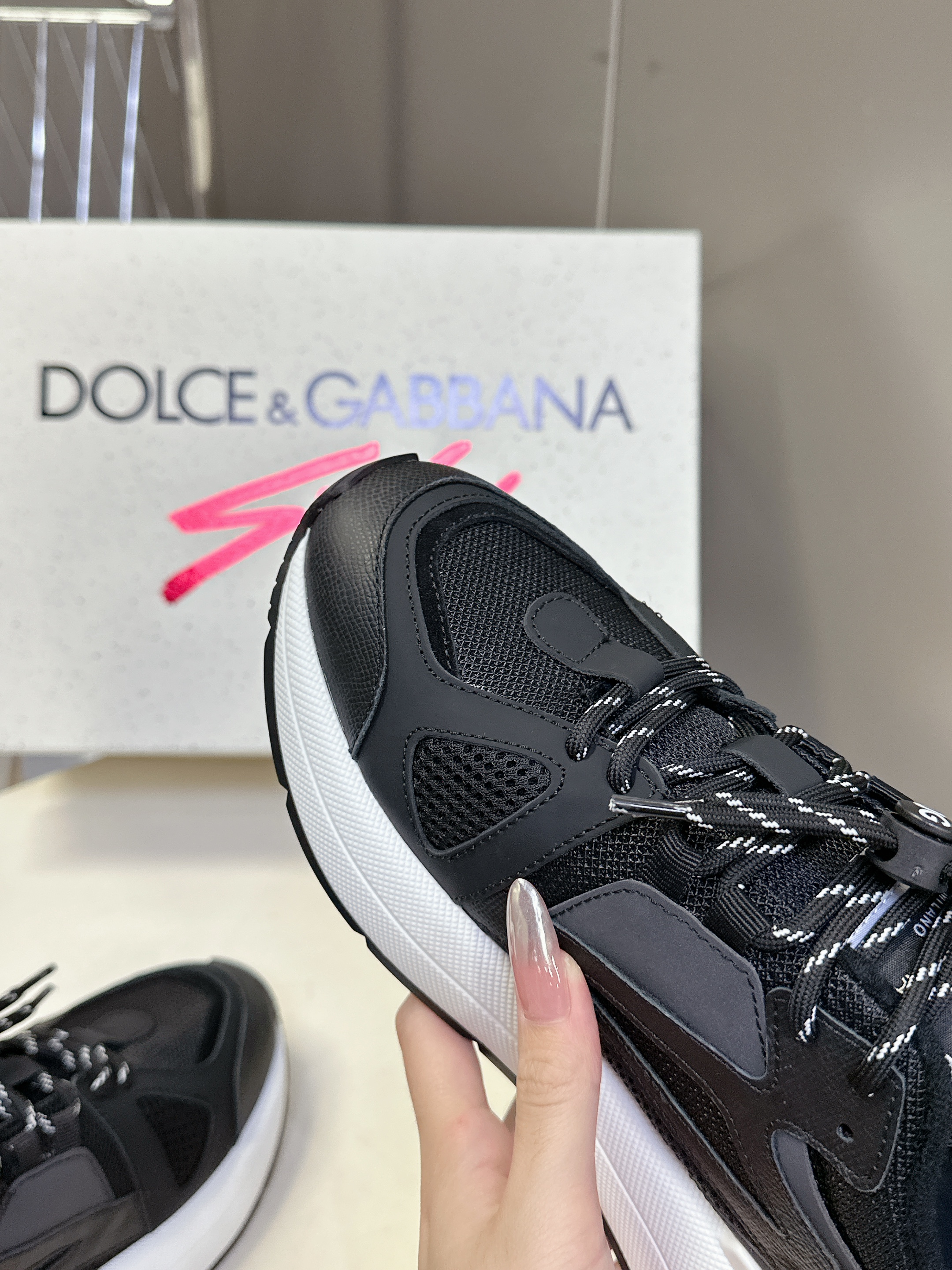 D&G SEAKERS