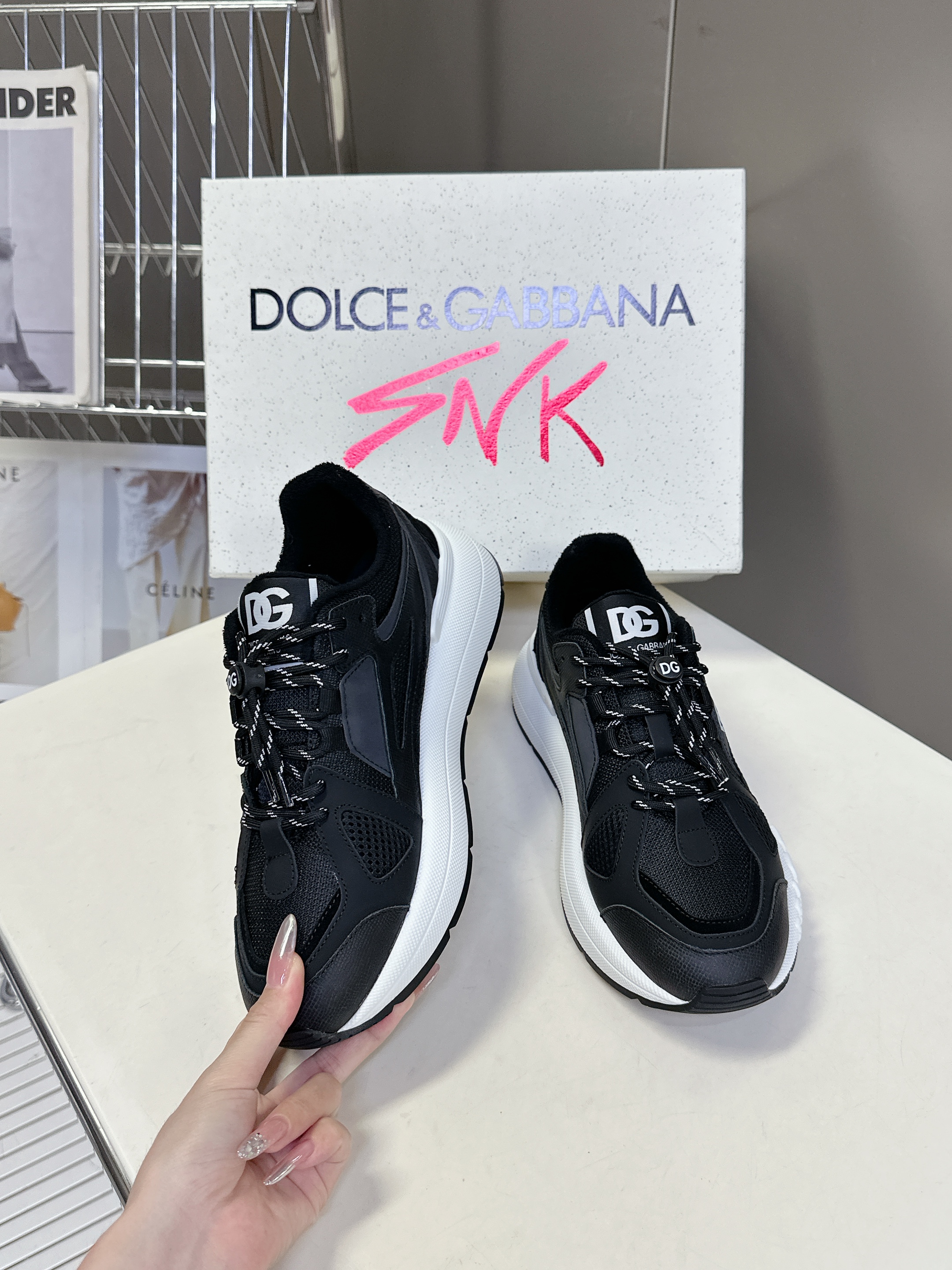 D&G SEAKERS