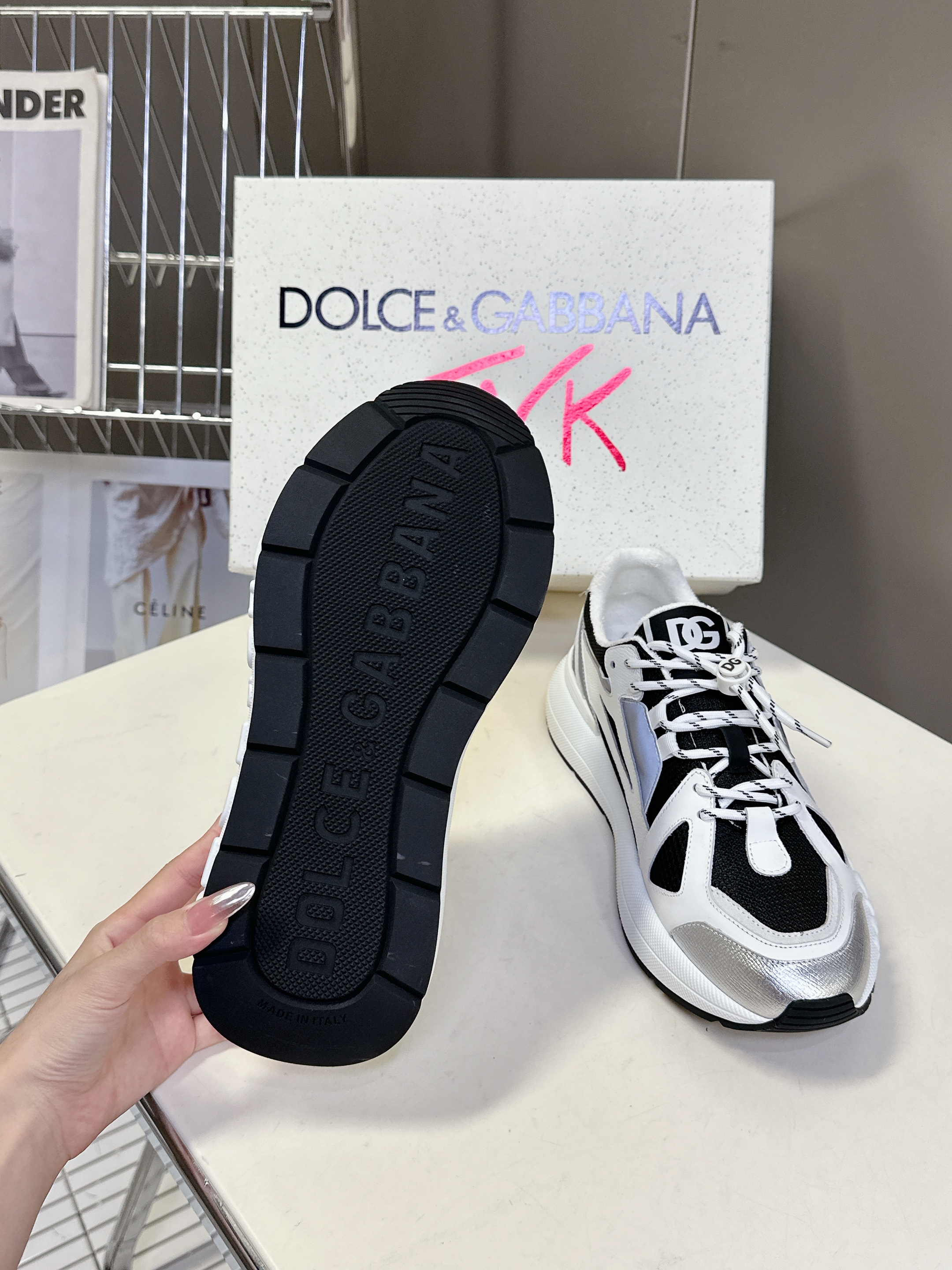 D&G SEAKERS
