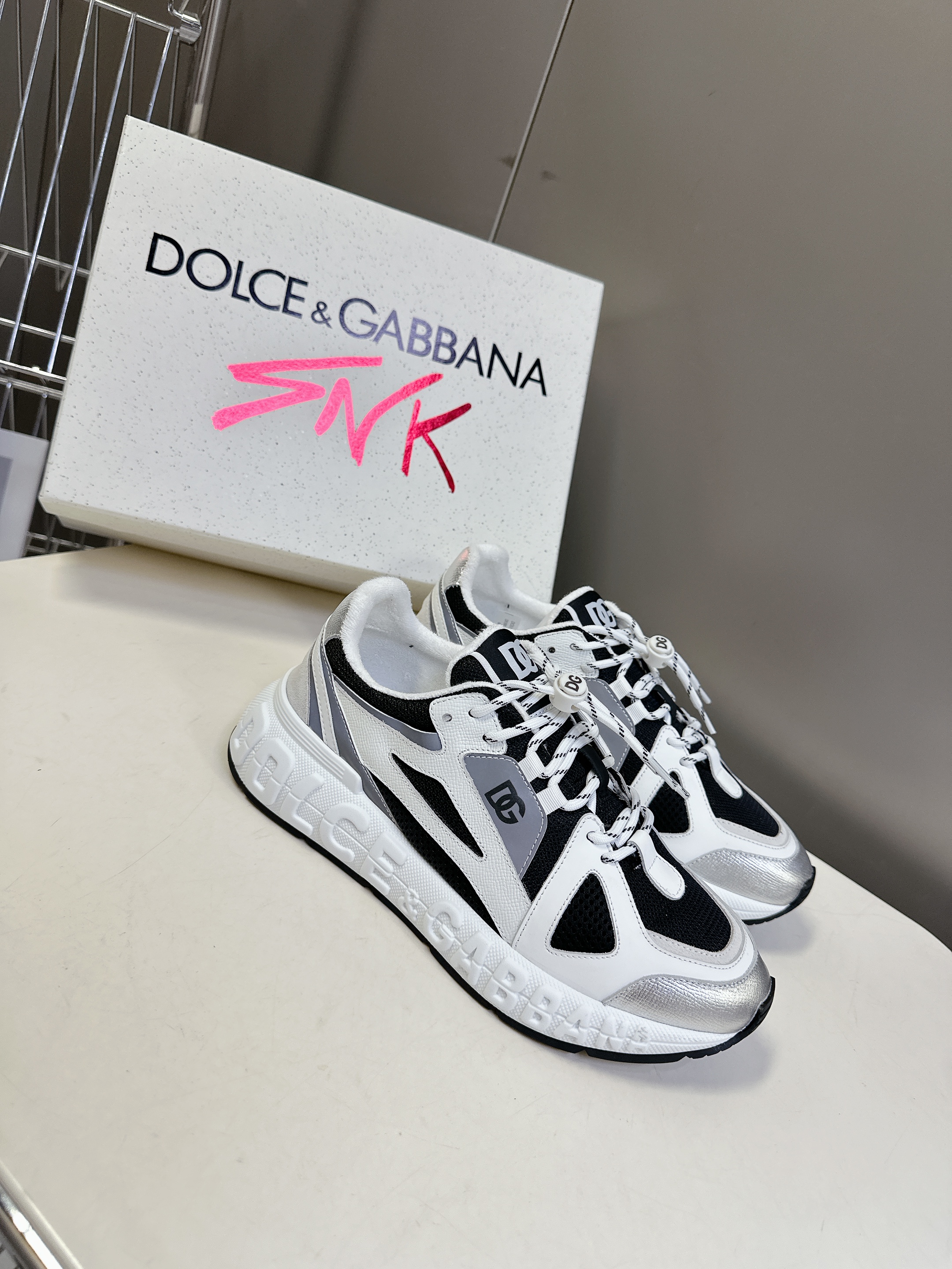 D&G SEAKERS