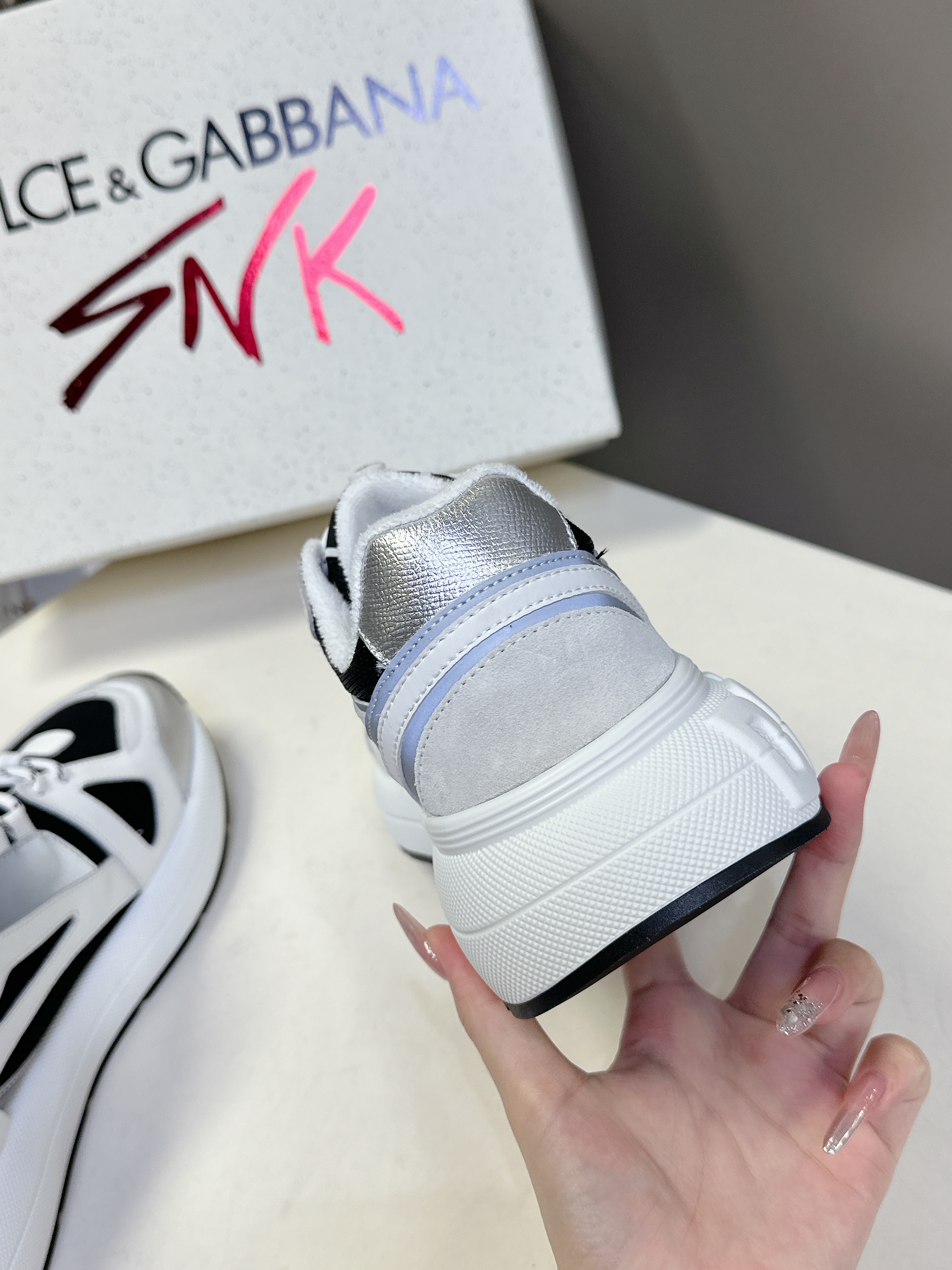 D&G SEAKERS