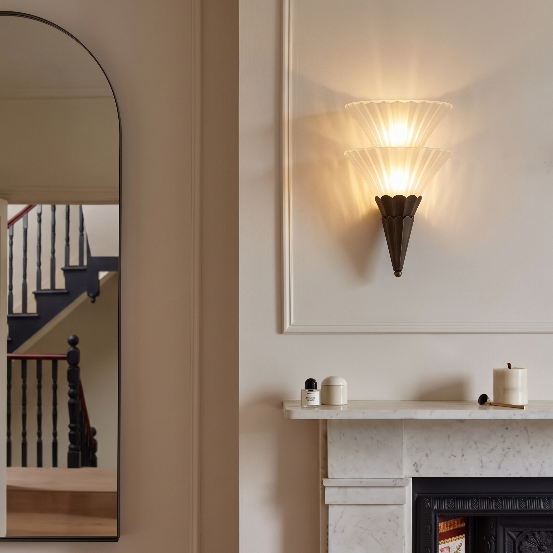 Vintage Scalloped Glass Wall Sconce Mid-Century Brass Accent Wall Lamp