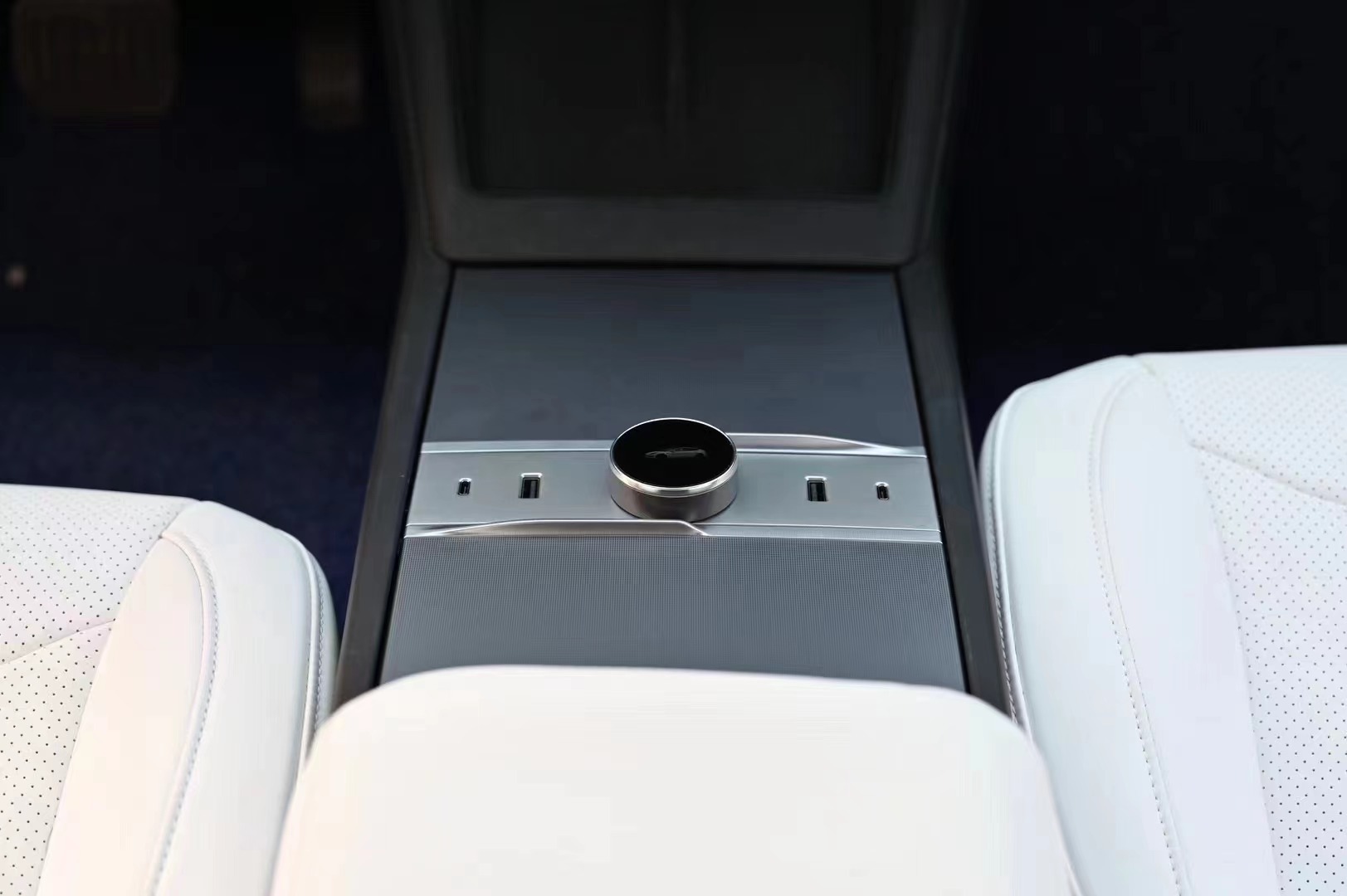 Smart Rotating Gear Shift Dock for Tesla Model 3 Highland - With Display and Quick Charge Ports