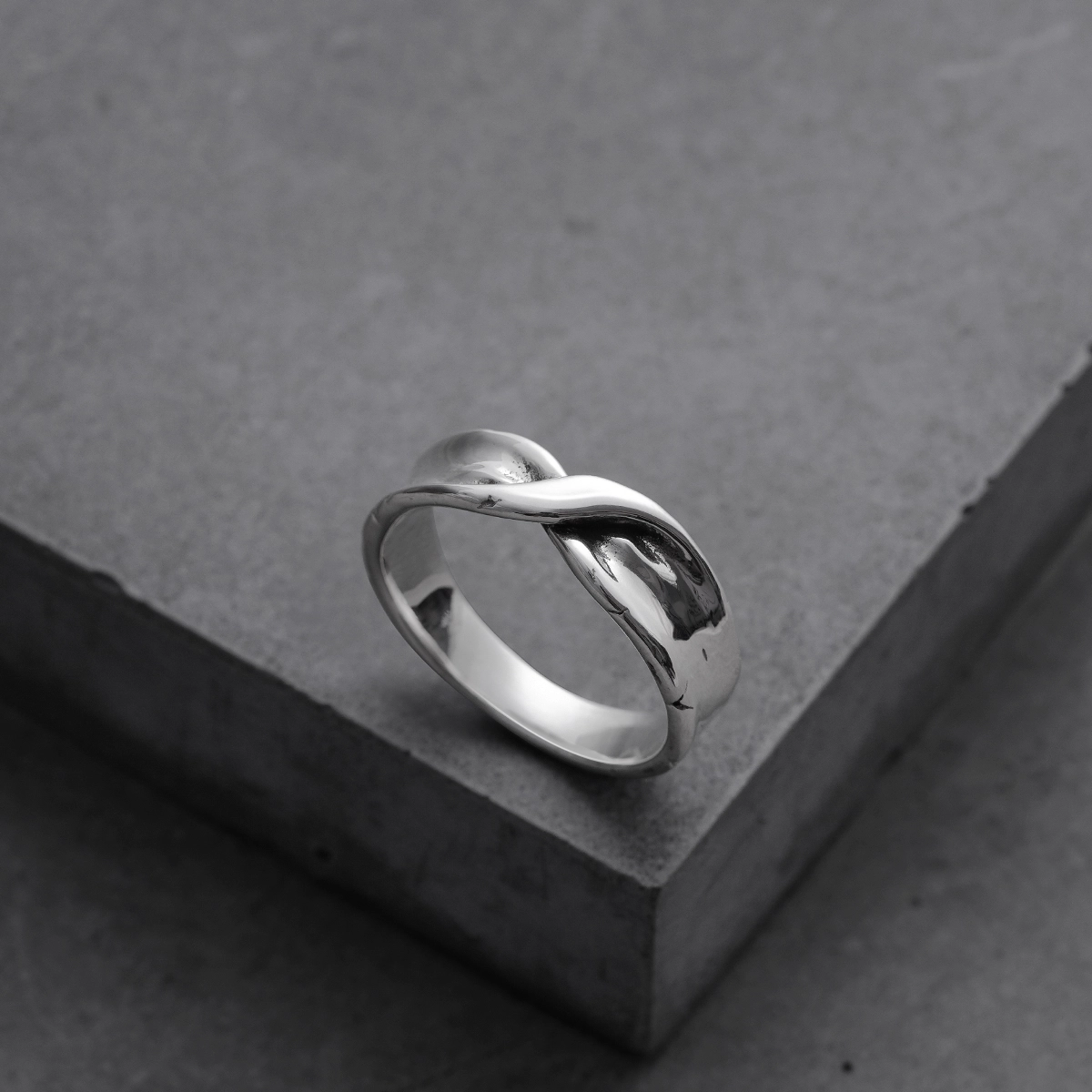 ETERNAL TWIST RING