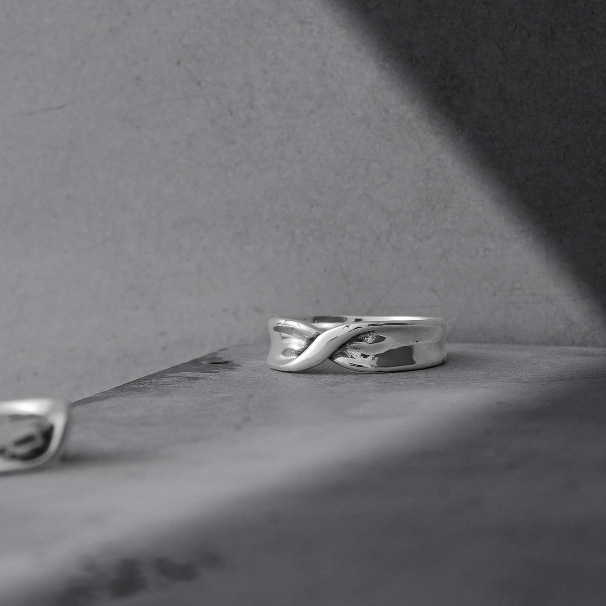 ETERNAL TWIST RING