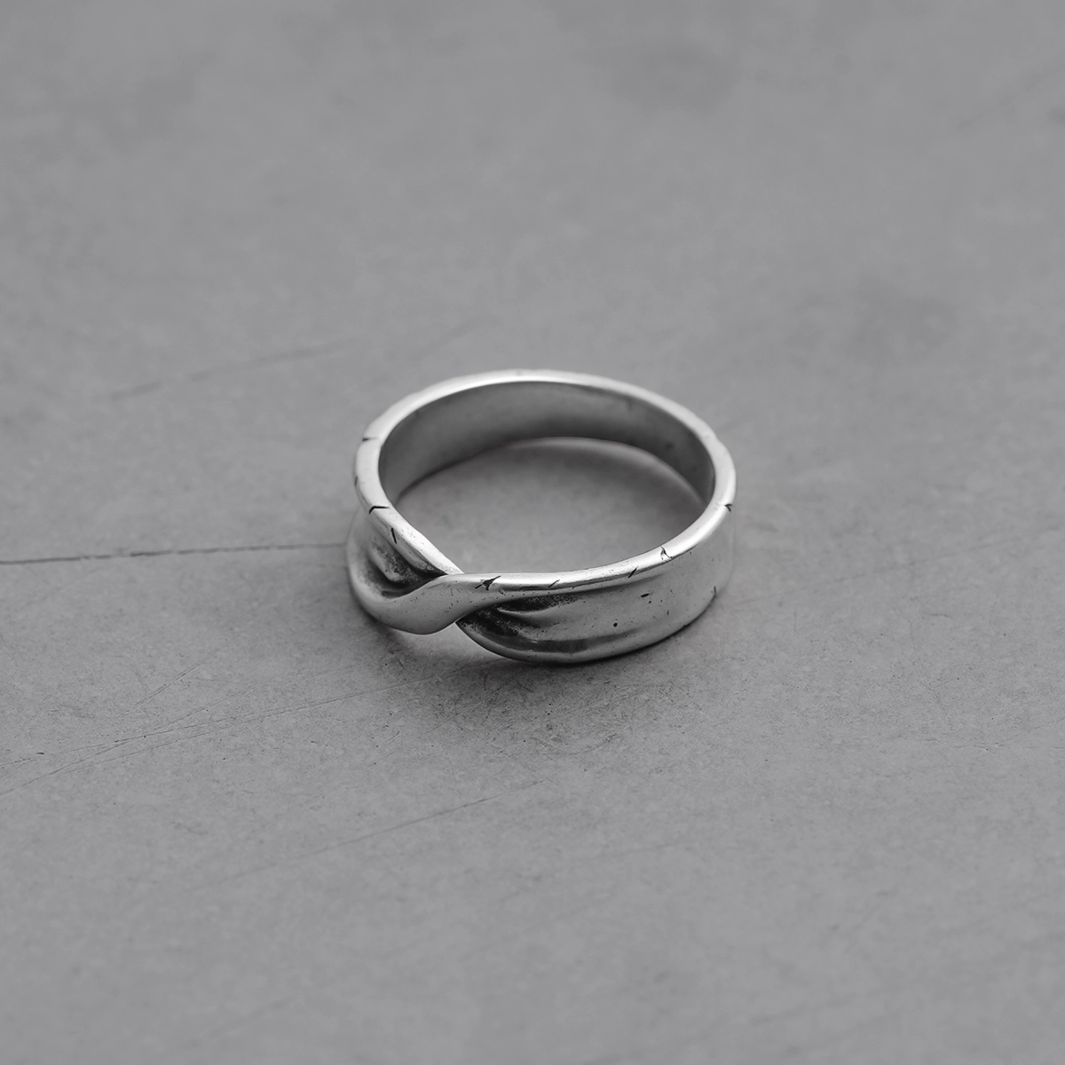 ETERNAL TWIST RING