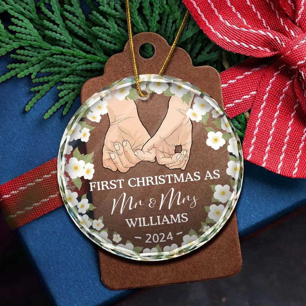 Holding Hands Husband And Wife First Christmas - Personalized Circle Glass Ornament