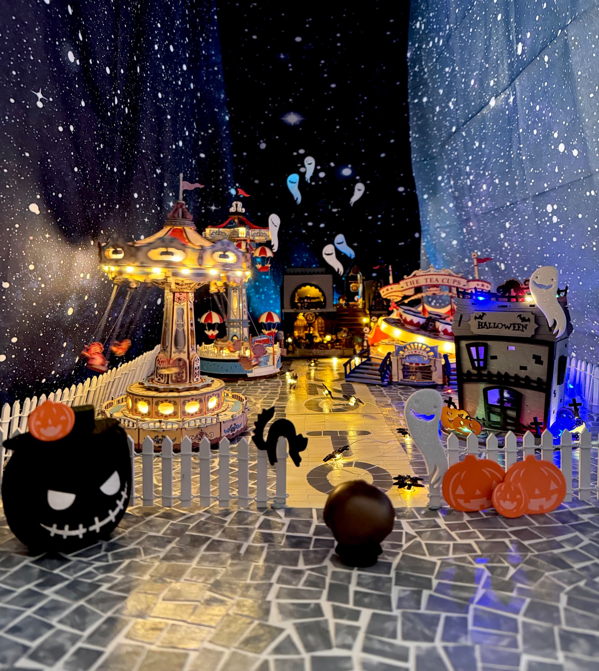 Parque temático de Halloween de la comunidad Rolife del creador Kycso con Magic House en el extremo más alejado