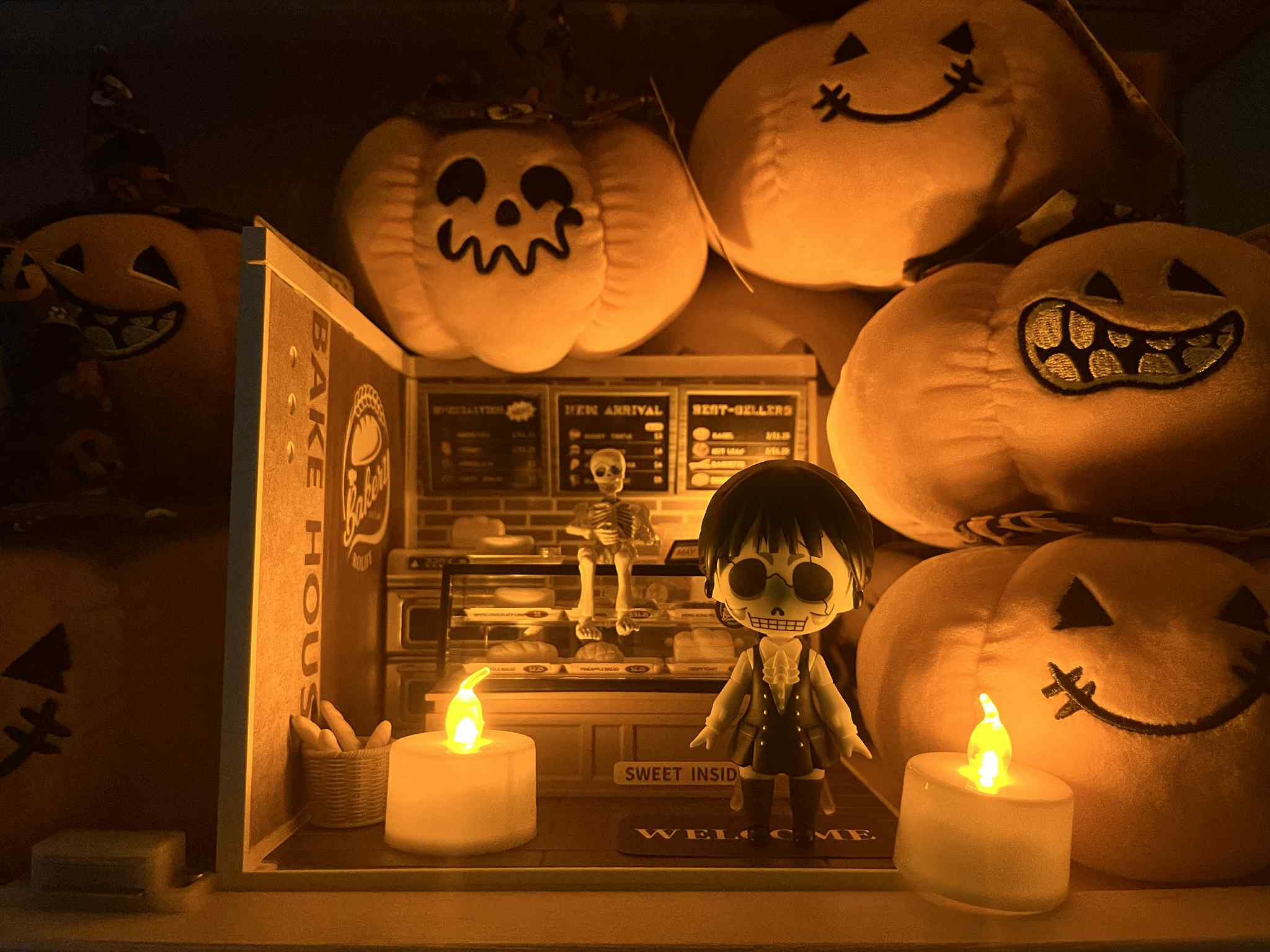 Golden Wheat Bakery Halloween arrangement by Rolife Community maker serenebliss_23 with separate skeleton, pumpkin decorations, candle-shaped lights, and a personal collectible