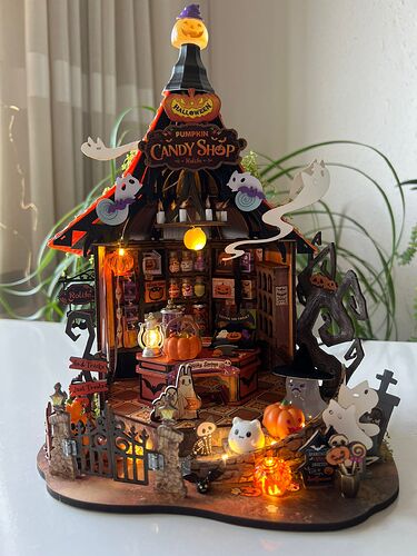 Rolife Community maker Sasa’s Haunted Candy House DG186 completada