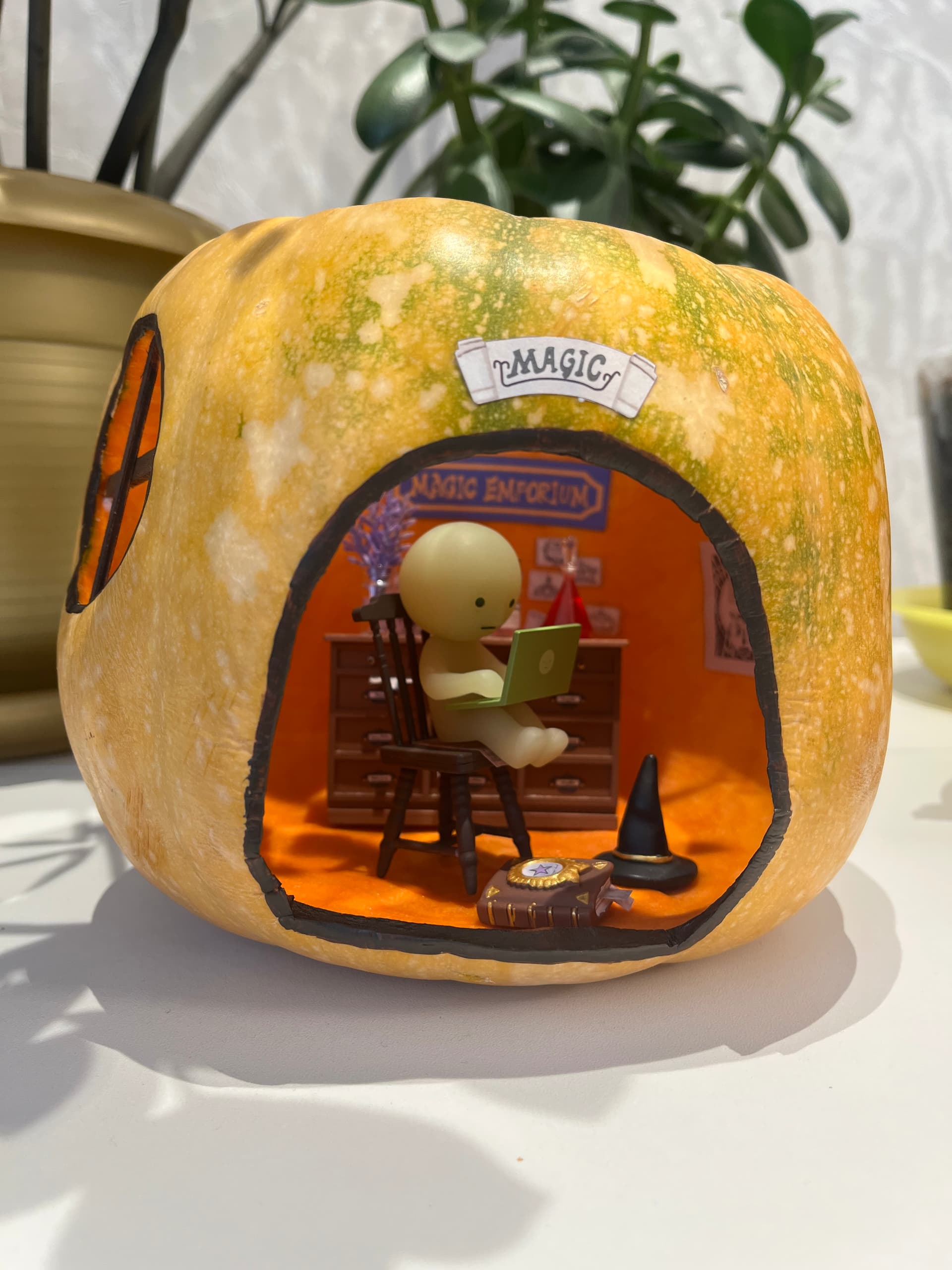 La casa de calabaza real del creador de la Comunidad Rolife tpak que contiene objetos de Kiki's Magic Emporium