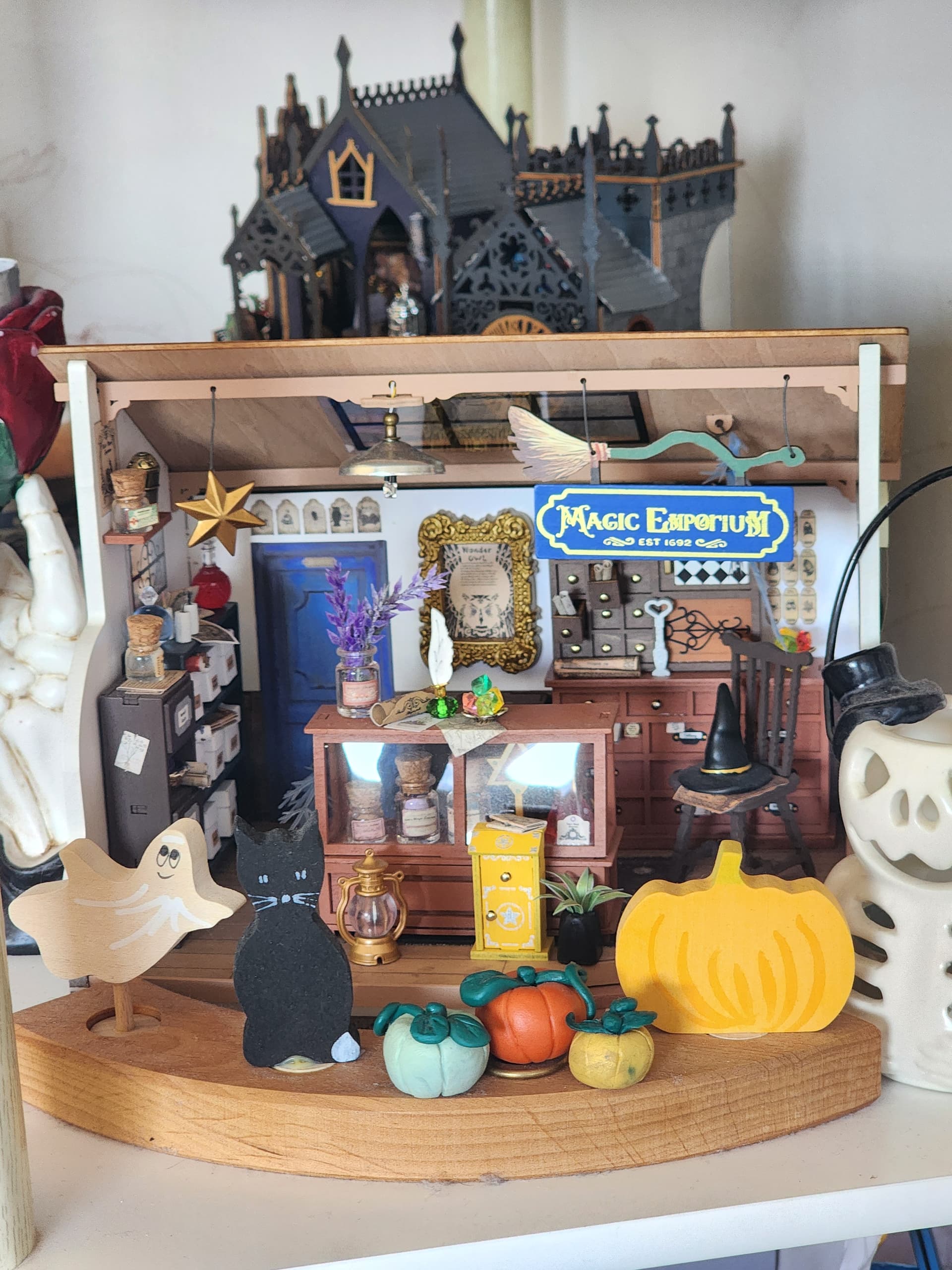 Kiki's Magic Emporium DG155 de Nectarines de la Comunidad Rolife con calabazas añadidas, decoraciones de fantasma y gato negro