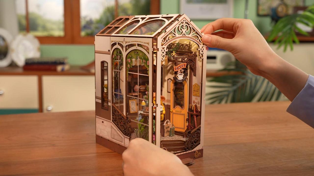 Building Rolife Holiday Cafe TGB15 DIY Book Nook Shelf Insert