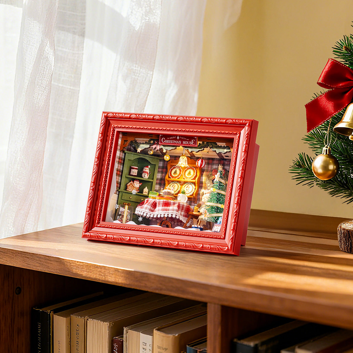 Rolife Fête de Noël Veille DP005 miniature encadrée exposée sur un cabinet