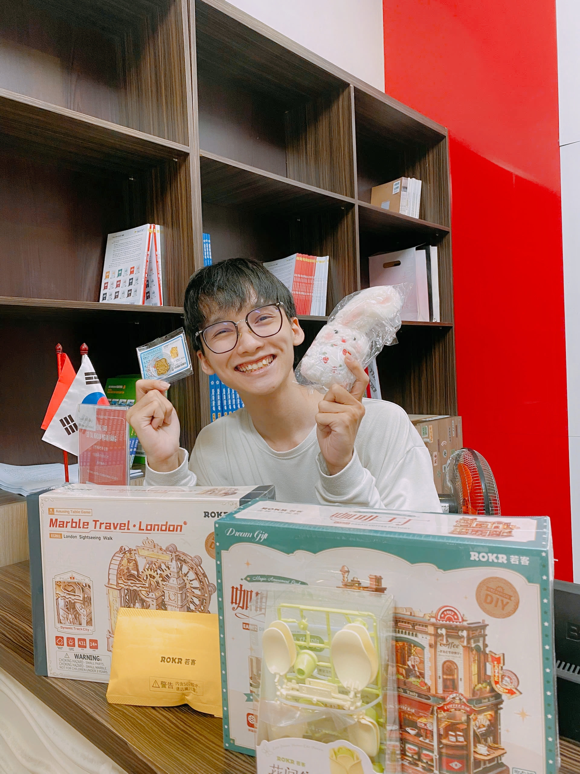 Community user Nguyễn Thanh Lộc poses with his Robotime kit.