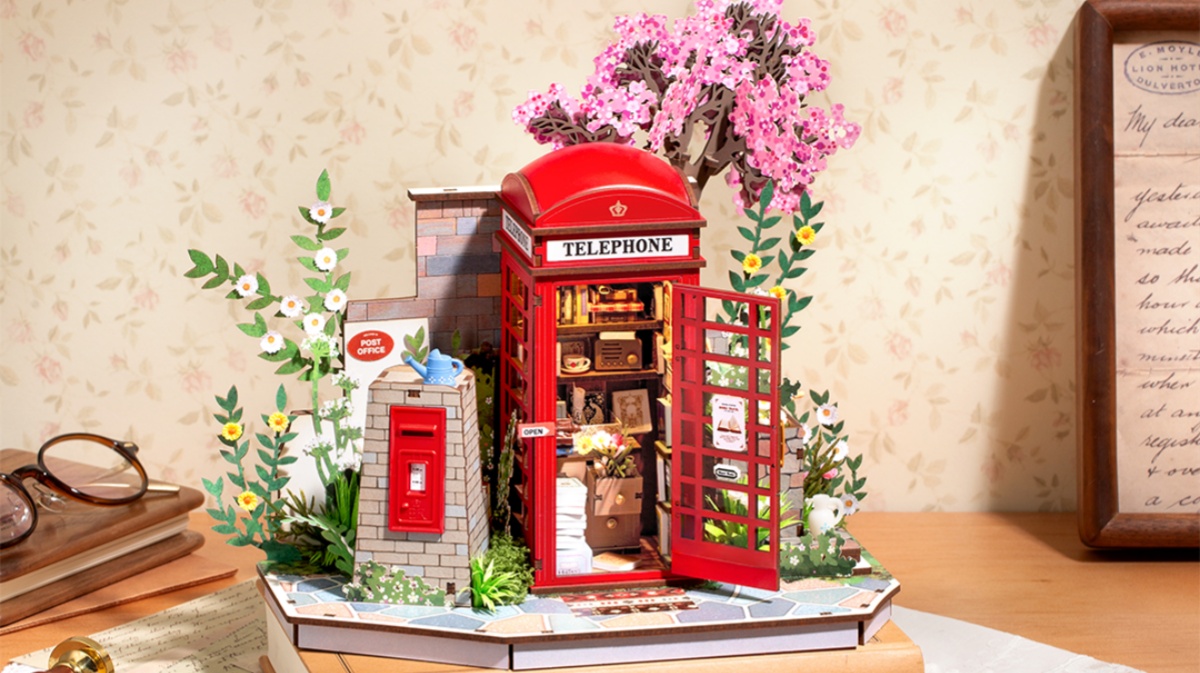 DIY Wooden Puzzle Inspired by British Red Phone Booths