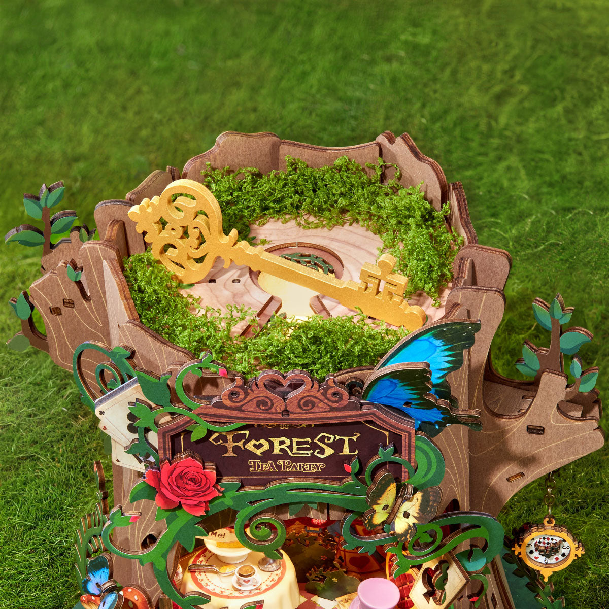 Goldener Schlüssel und moosbewachsene Bäume zieren die Rolife Forest Tea Party Spieluhr.