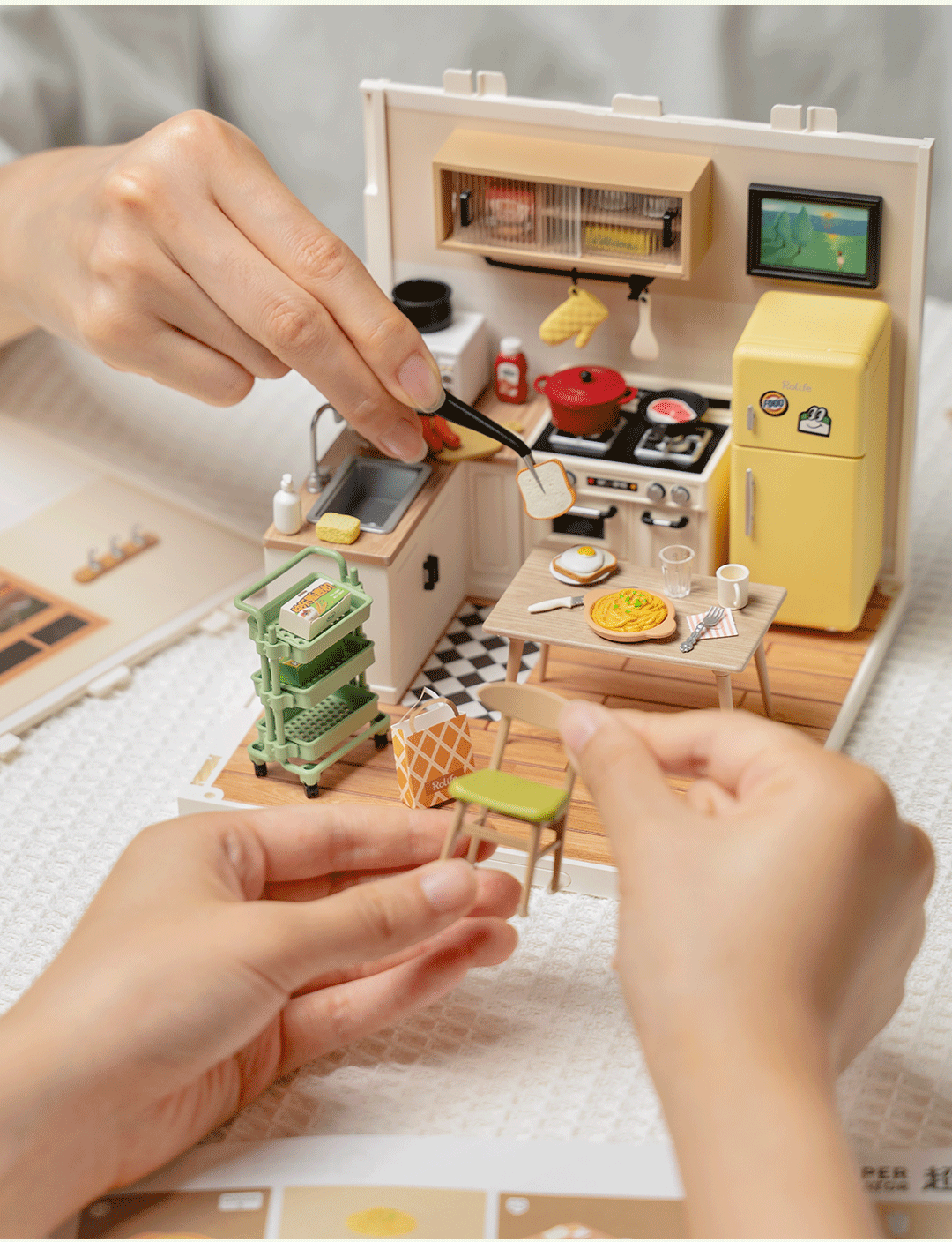 Rolife Happy Meals Kitchen DW008 hands-on assembly scene with the kitchen module