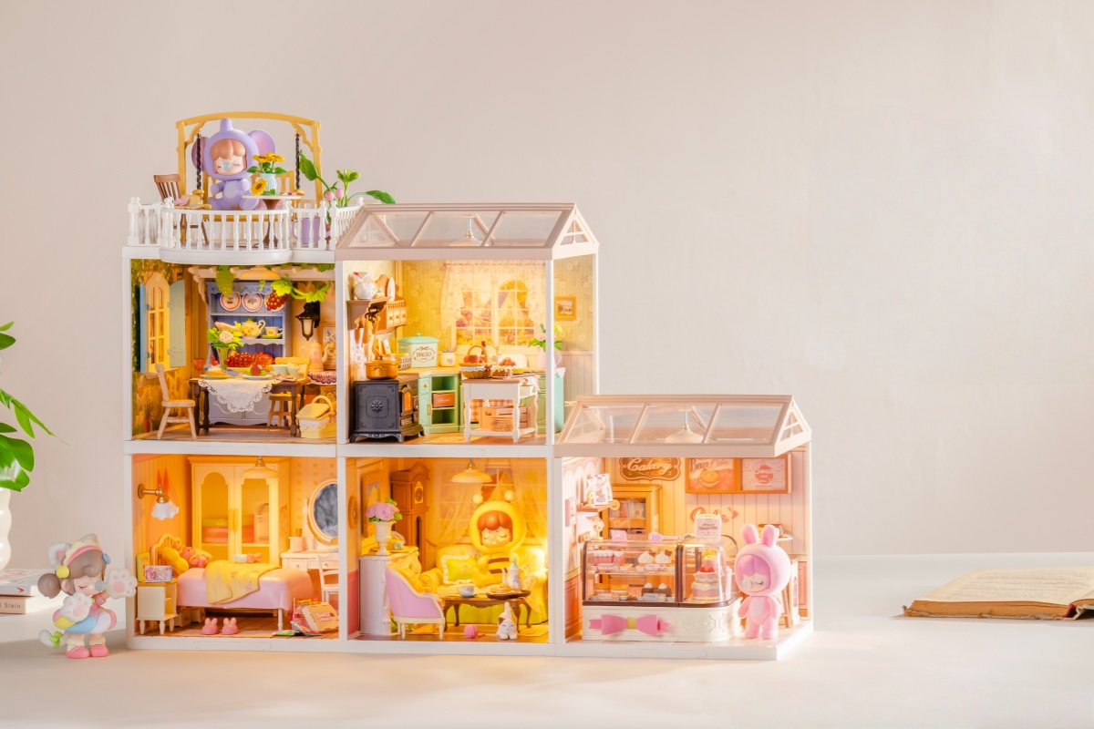 How to Display and Interact with Your Super Creator Miniatures