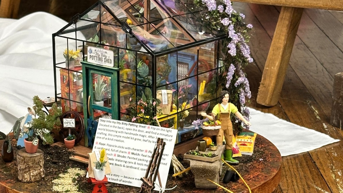 Rolife Moments Cathy’s Greenhouse Becomes the Itty-Bitty Potting Shed