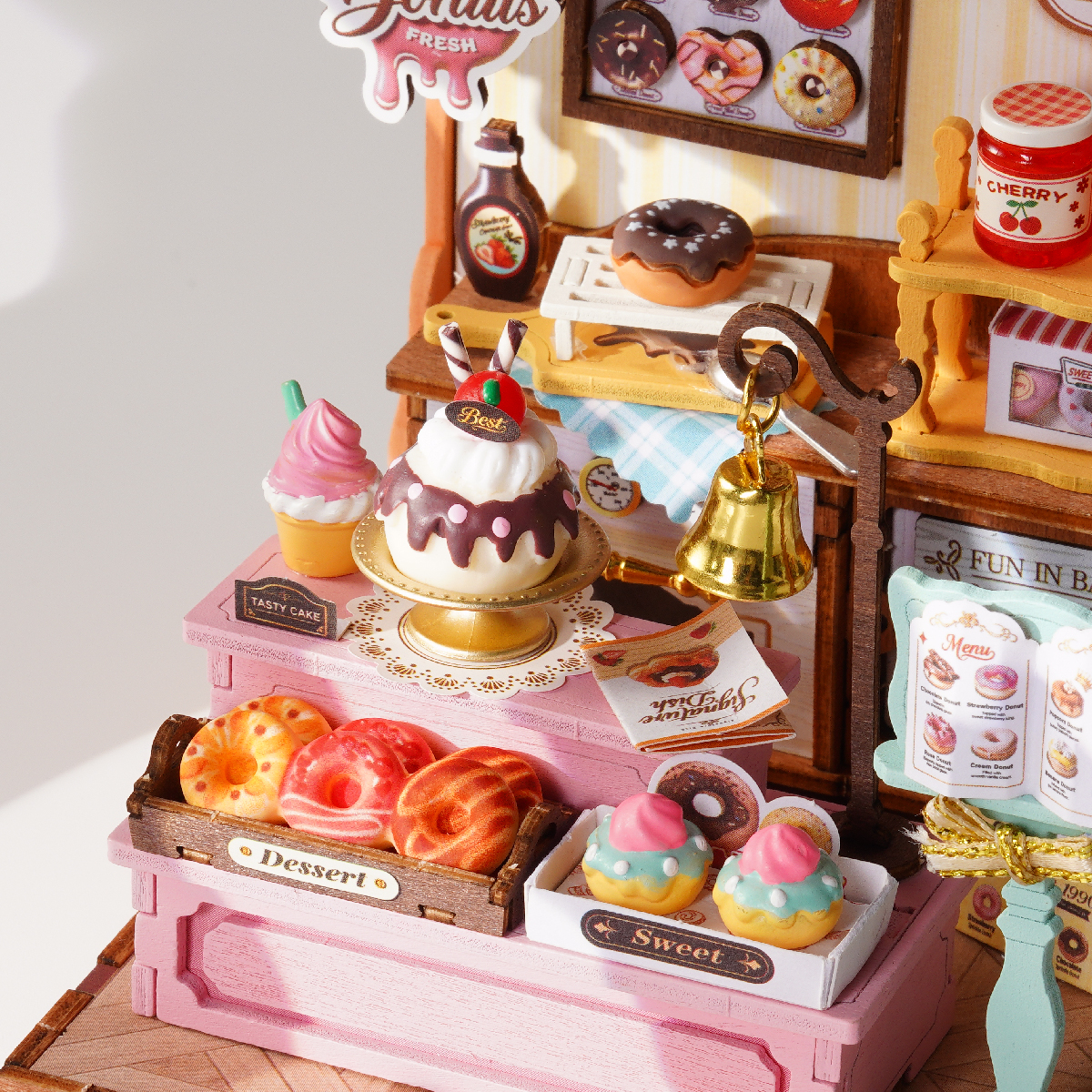 Le comptoir des desserts de la boutique de beignets de Sweetie avec des gâteaux, des croissants, des beignets et des accessoires de service.