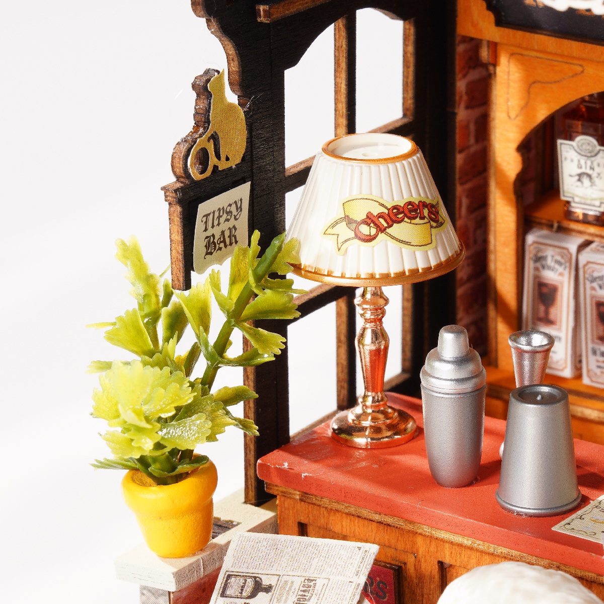 Tipsy Cat Bar Seitendetail mit Topfpflanze, Tischlampe und Trinkzubehör