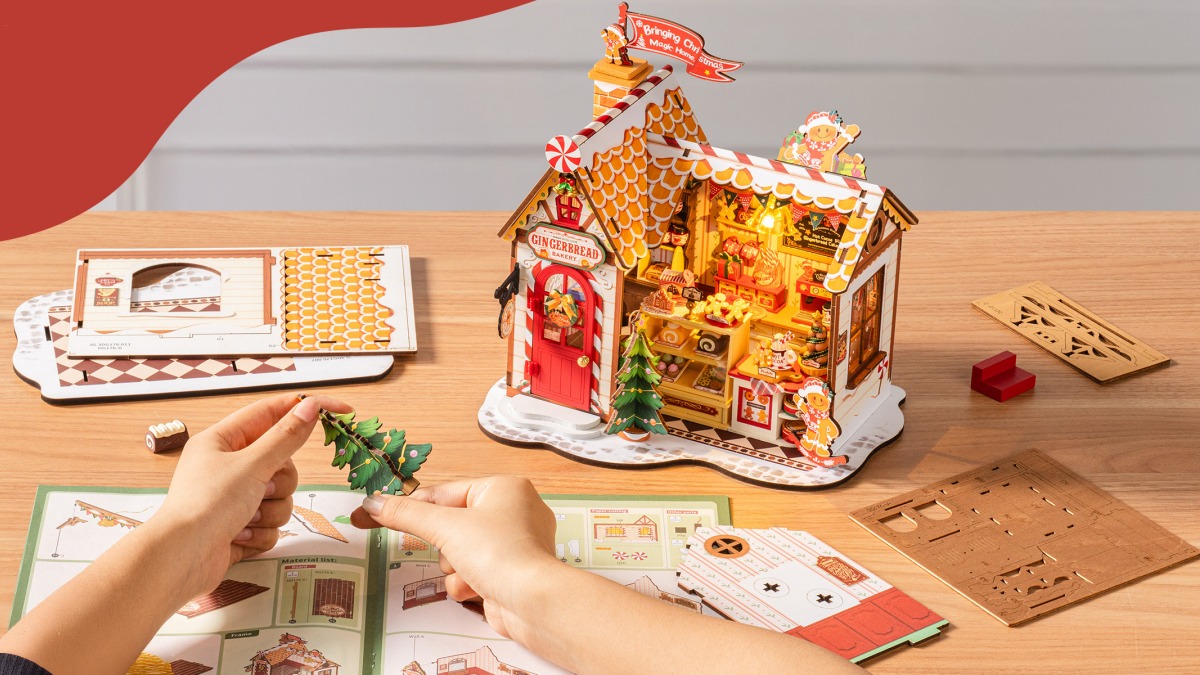 What&rsquo;s Inside the Christmas Gingerbread House Kit