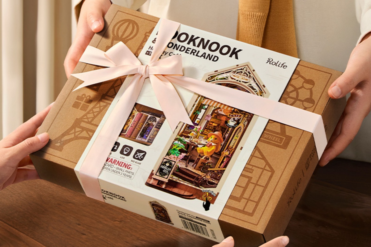 Why This DIY Book Nook Makes a Perfect Holiday Gift for Book Lovers