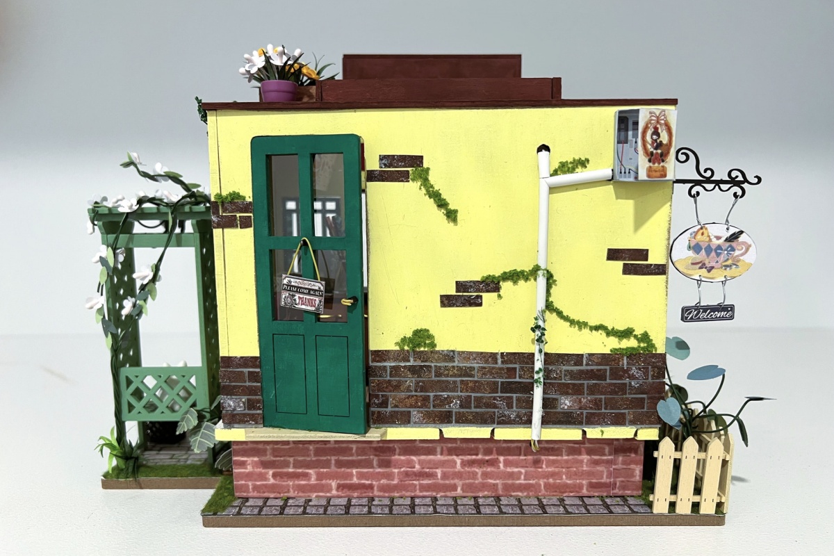 added some moss on the back wall.