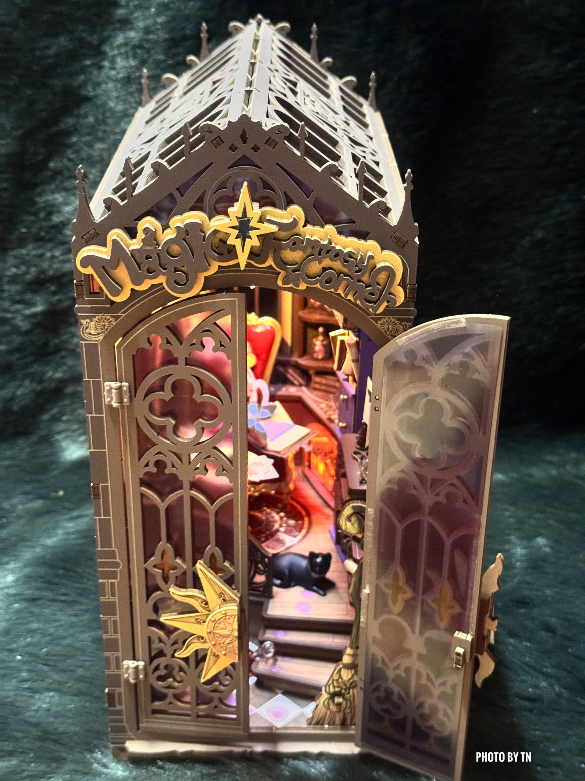 Photo : Le Magic Fantasy Corner TGB14 de ThaoNguyen avec les portes ouvertes et l'intérieur illuminé