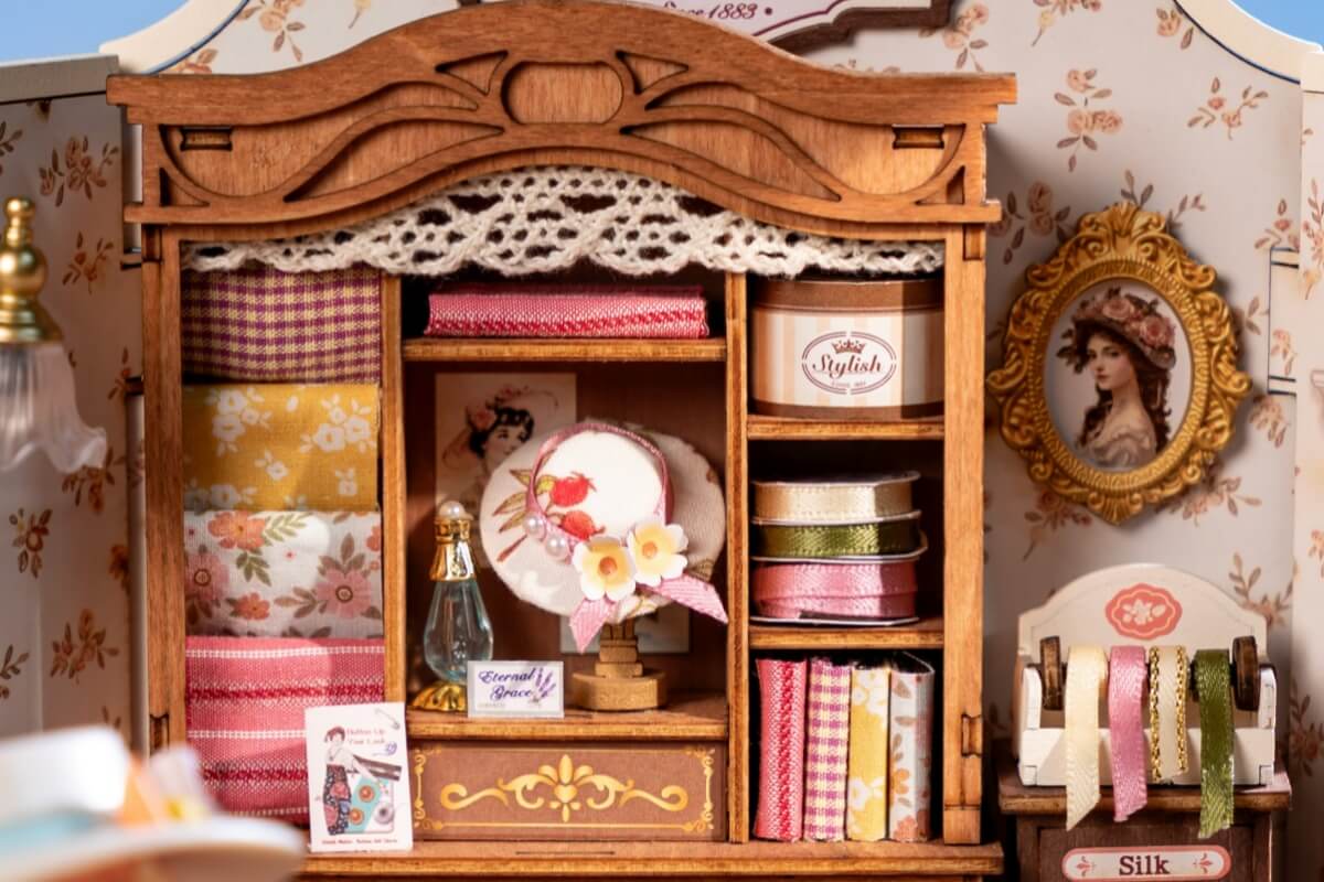 elsa tailoring display shelves