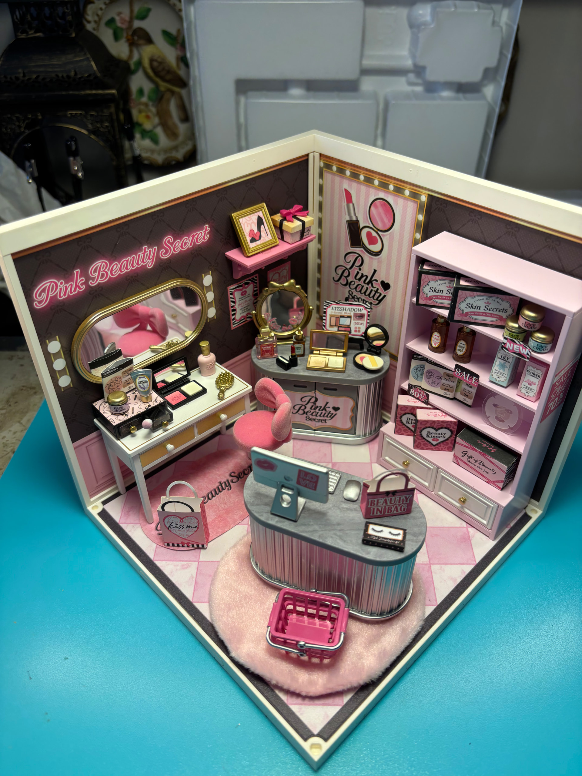 Rearranged Pink Beauty Secret layout with customized pink rug, photographed by Tkaplan