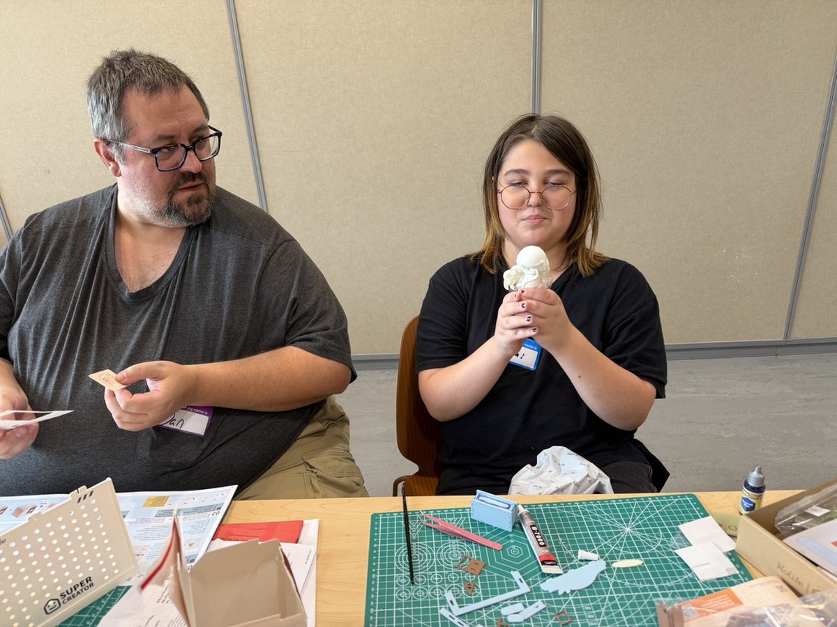 Fishers makers sharing a light prize break during the workshop