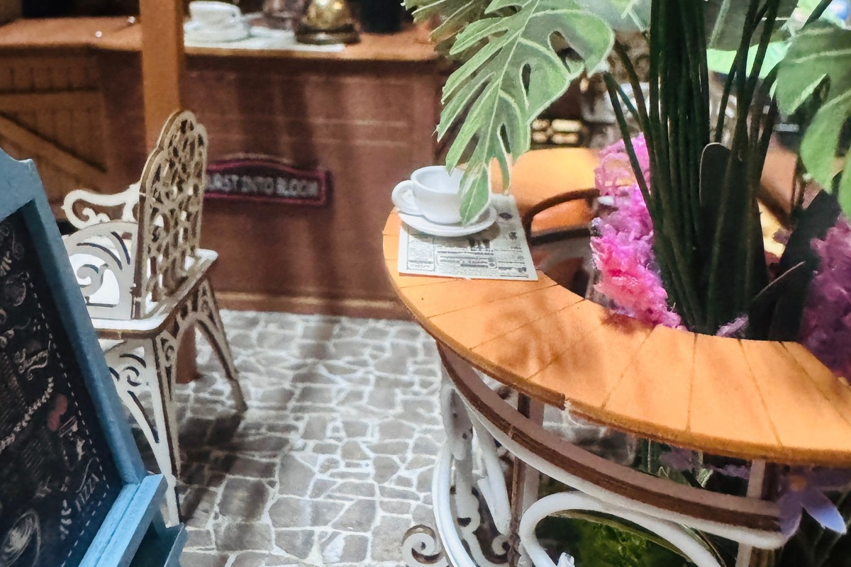 Leafree Cafe DH201 table, foliage, and stone walkway detail by Rolife Community maker ThaoNguyen