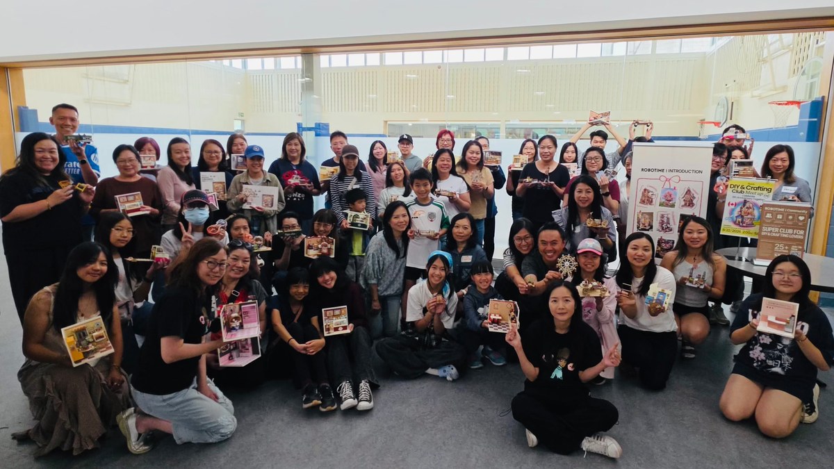 A large group of makers at the Markham Robotime meetup