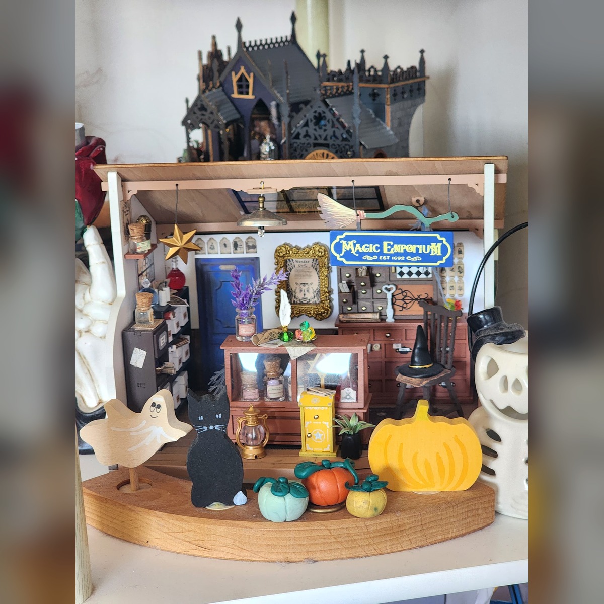 Exhibición de casa de muñecas de Halloween de la familia Nectarines con el Emporio Mágico de Kiki