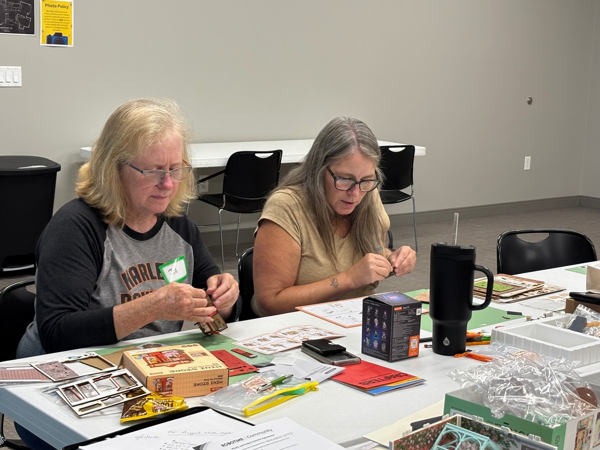 Two makers concentrating on miniature kits in a smaller North Webster session