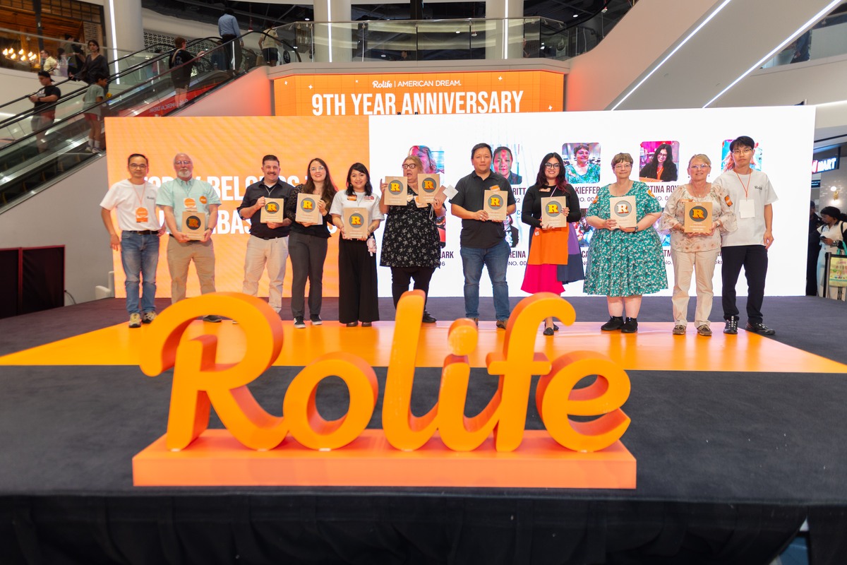Rolife brand ambassadors receiving anniversary awards
