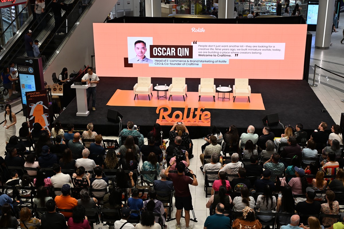 Oscar Qin speaking to the Rolife Community at the ninth anniversary