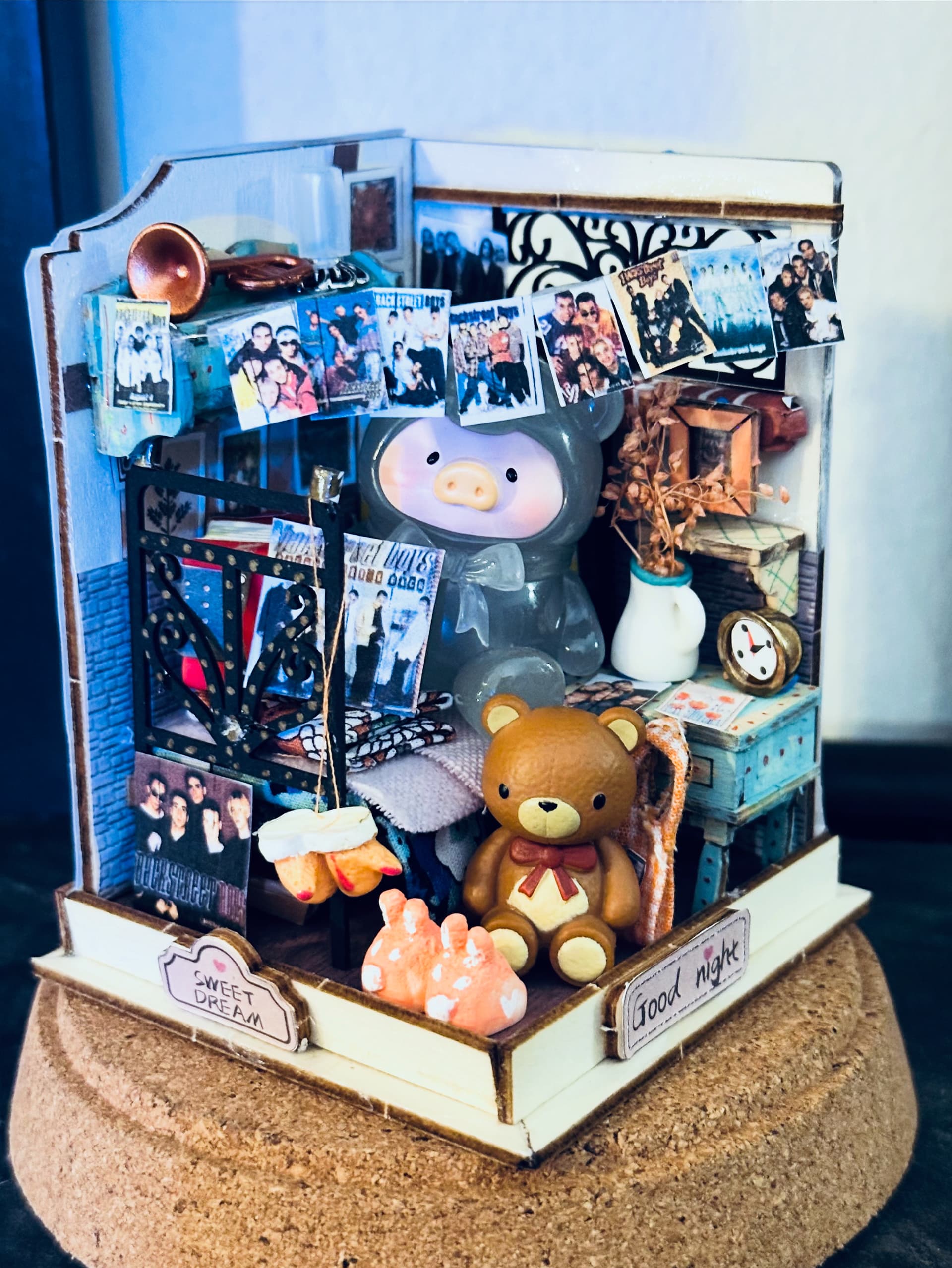 Rolife Community 1996 music fan miniature bedroom customized with photos, albums, plush figures, and layered bedding