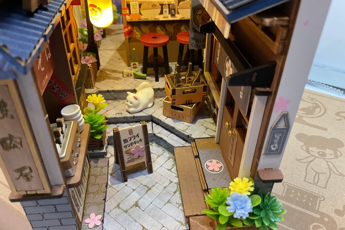 Snowflake the cat in Rolife Community maker JeanneL's Sakura Wine Alley build