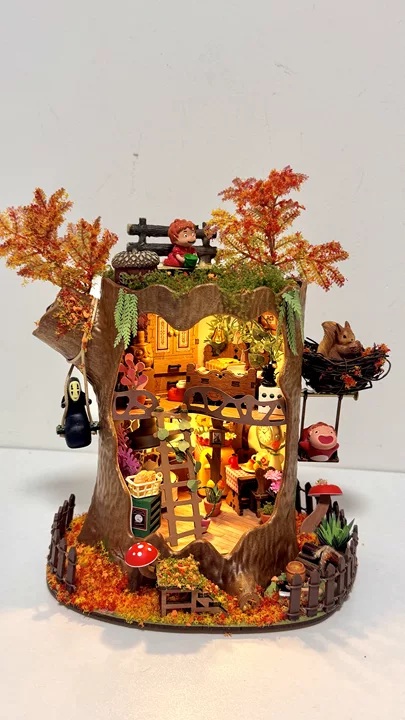 Rolife Community maker's Fairytale Tree House DG179 personnalisé avec des orangers, de la mousse, des champignons miniatures, des lumières chaudes et de petits personnages pour l'automne.