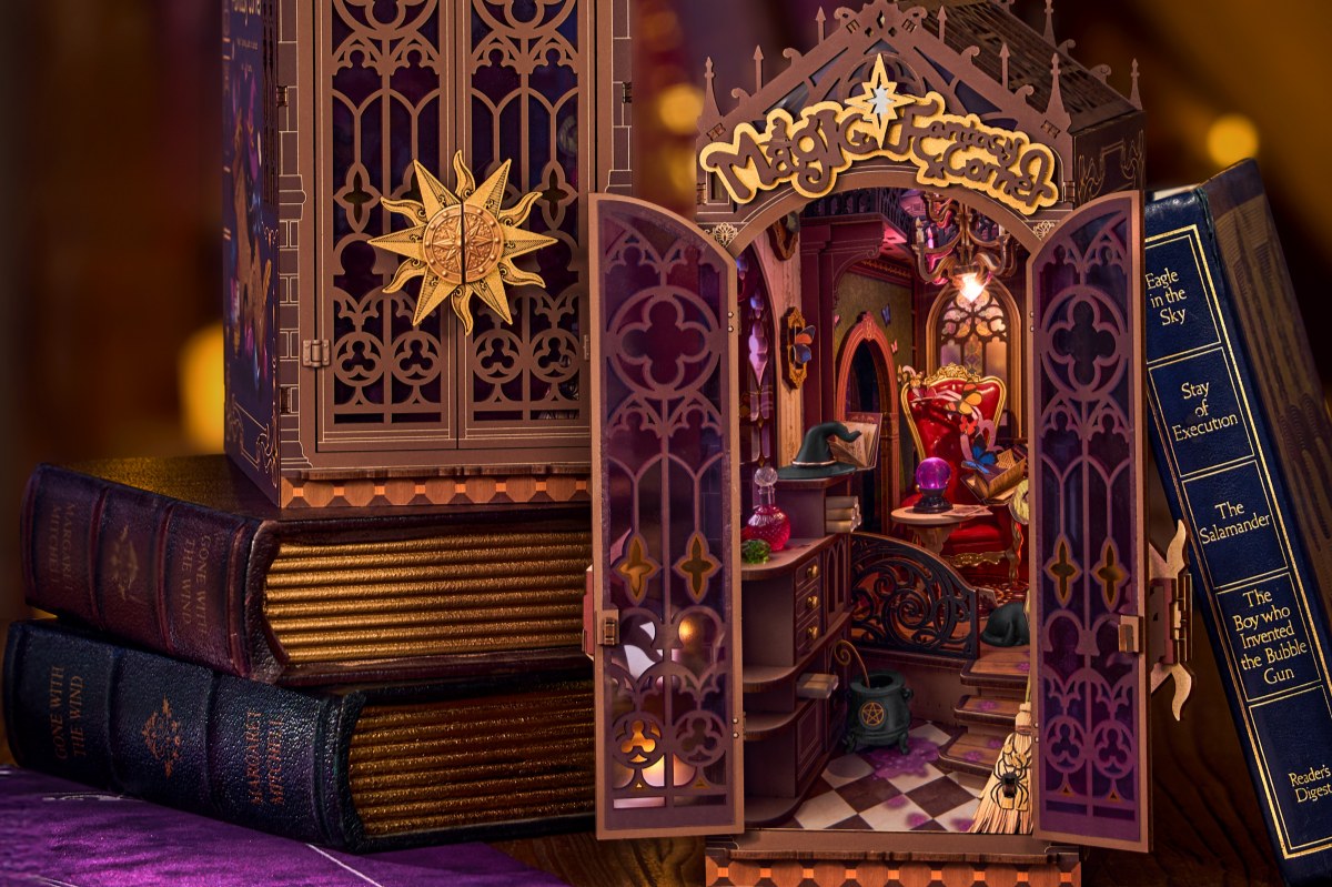 key features of magic fantasy corner book nook kit