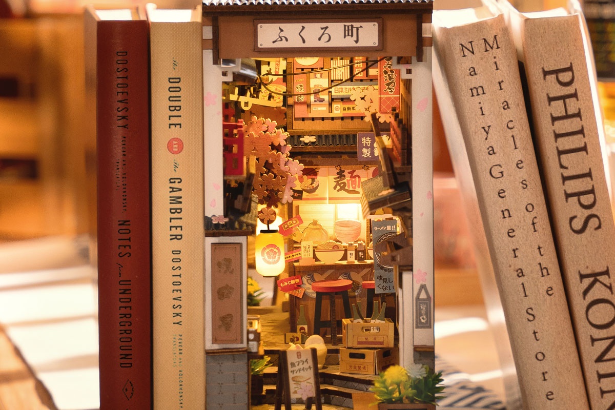 Rolife Sakura Wine Alley displayed with balanced books and open shelf space