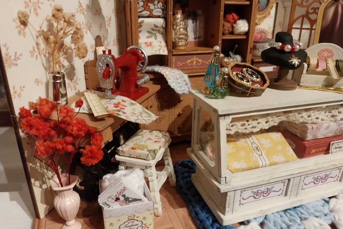 wendy customize the elsa tailor in some details but keep the necklace and earrings