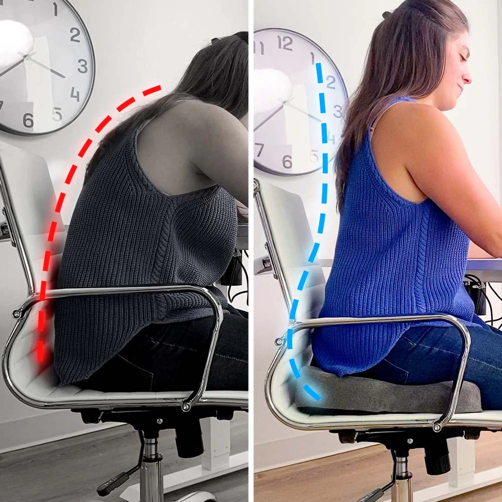 Image à deux panneaux comparant une mauvaise posture sur une chaise sans coussin orthopédique à une bonne posture sur une chaise avec coussin orthopédique.