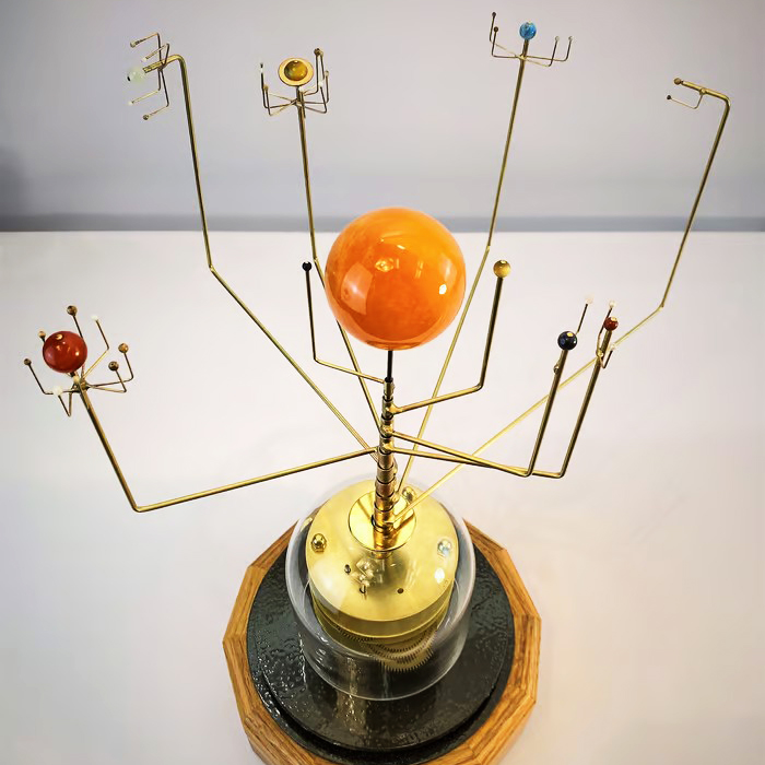 🪐 ​​Wind-Up Wonder Solar System Model - Timeless Elegance Meets Cosmic Exploration!​​ 🌟