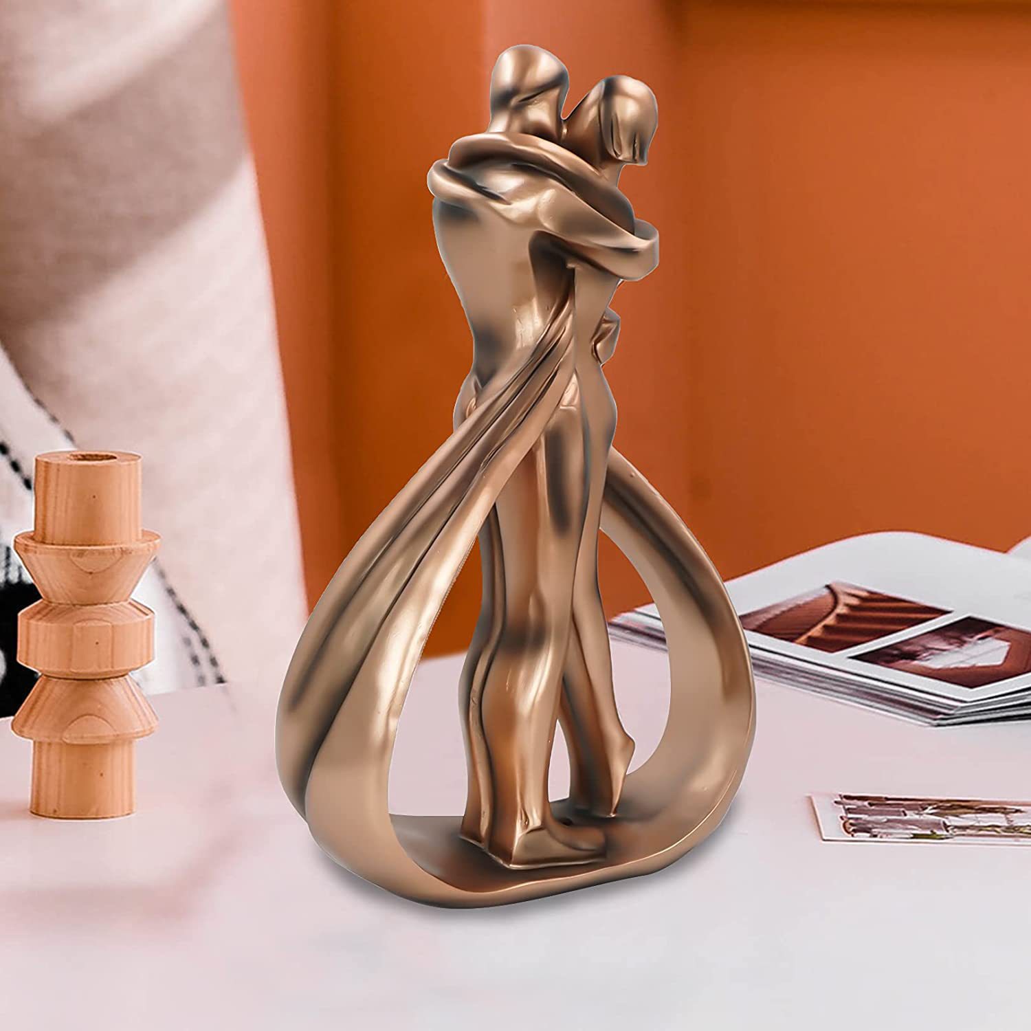 Romantic Lovers Embrace Statue